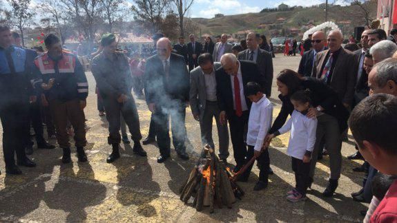 Nevruz Ateşi Kaymakamımız ve Öğrencilerimiz Tarafından Yakıldı
